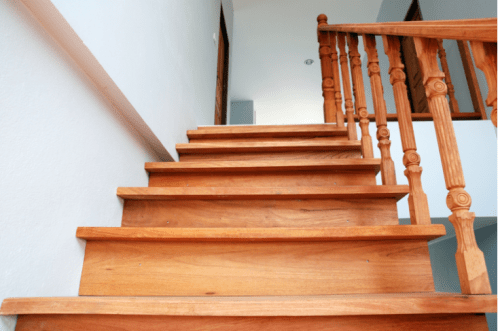 Cầu thang hướng ra cửa chính - 5 cách hóa giải cầu thang xấu đơn giản