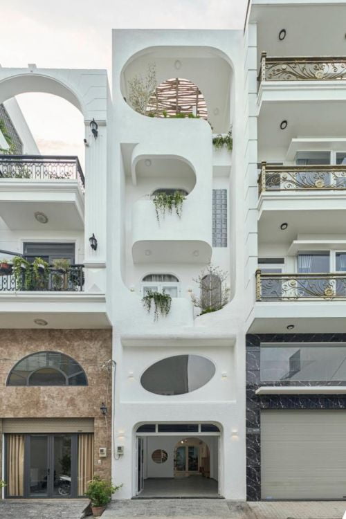 Căn nhà theo phong cách Địa Trung Hải, với thiết kế màu trắng là gam màu chủ đạo